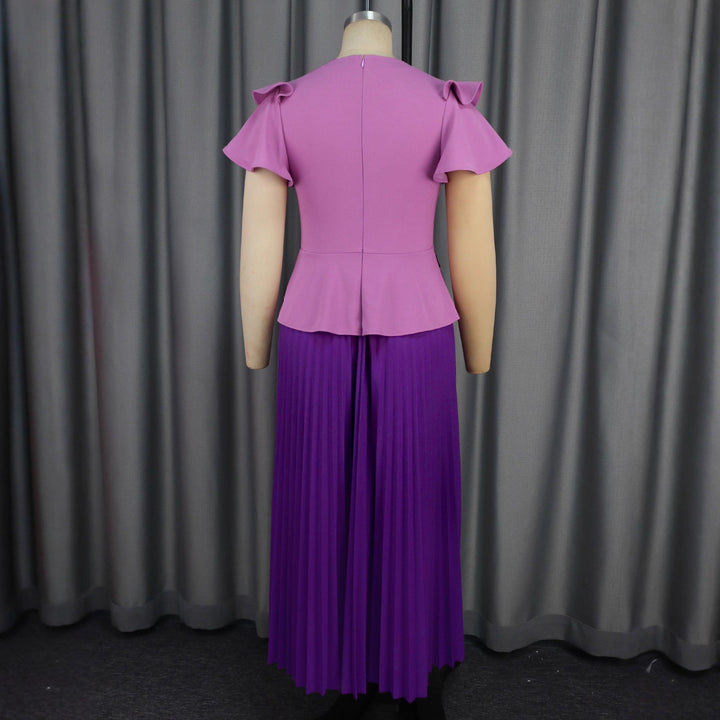 Modisches lila Rüschenkleid für Damen mit elegantem Plissee und figurbetonter Jacke. Frauenmode für besondere Events.
