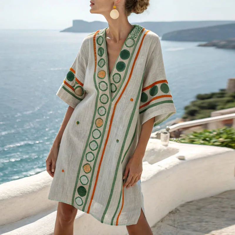 Elegantes, luftiges Damen Strandkleid mit Blumenmuster & V-Ausschnitt. Vielseitiges Sommer-Minikleid für Freizeit & Urlaub.