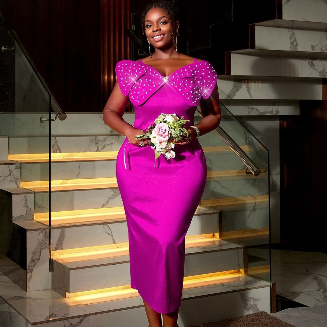 Elegantes Magenta Abendkleid für Damen mit Schleifenärmeln und funkelnden Strassakzenten. Ideal für besondere Anlässe.