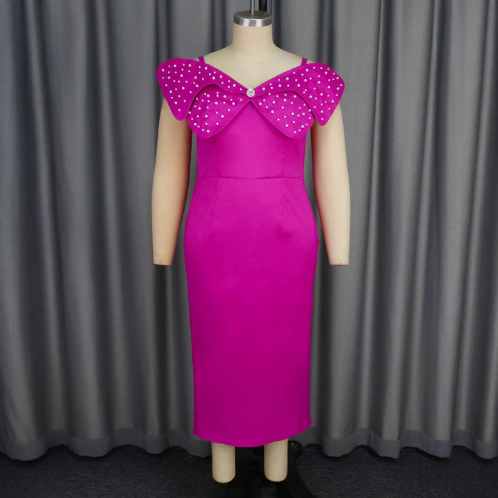 Stilvolles Magenta Damenkleid mit modischen Schleifenärmeln und glitzernden Strass-Applikationen. Ein Hingucker für Feste.
