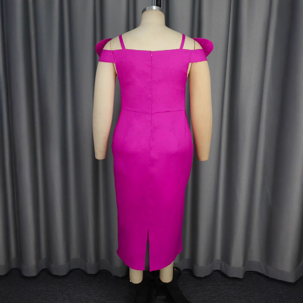 Luxuriöses Damen Abendkleid in Magenta, verziert mit schimmernden Strasssteinen und stilvollen Schleifenärmeln. Für Eleganz.