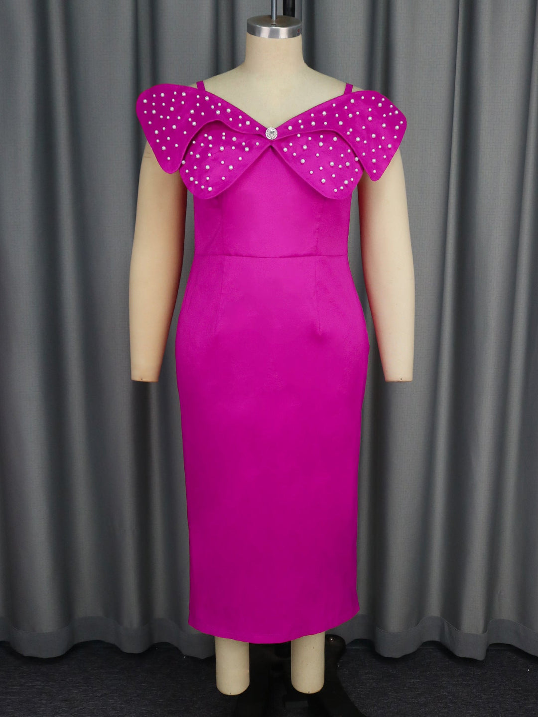 Elegantes Damenkleid in kräftigem Magenta mit zarten Schleifenärmeln und edlen Strassverzierungen. Ideal für den Ballabend.