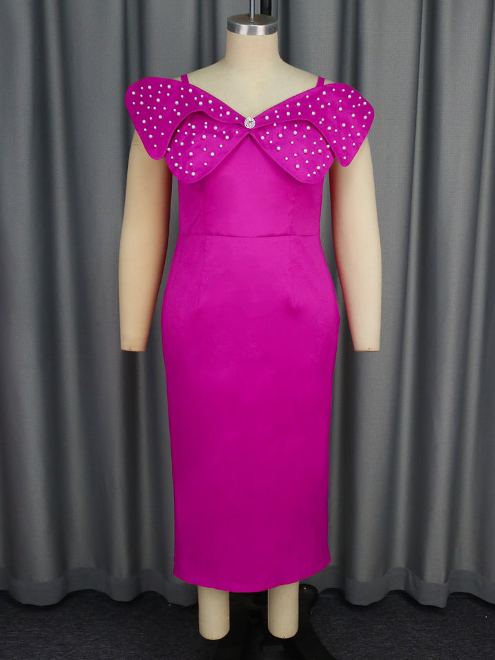 Elegantes Damenkleid in kräftigem Magenta mit zarten Schleifenärmeln und edlen Strassverzierungen. Ideal für den Ballabend.
