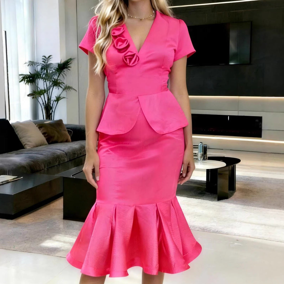 Elegantes magenta Damen Etuikleid mit stilvollem Rüschendesign, perfekt für festliche Anlässe und Abende.
