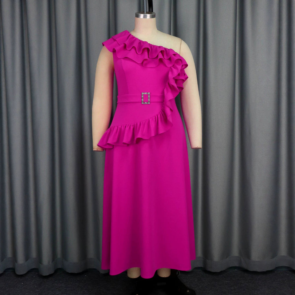 Figurbetontes langes Damen Off-Shoulder-Kleid in Magenta mit Rüschen und asymmetrischem Saum für den Abend.