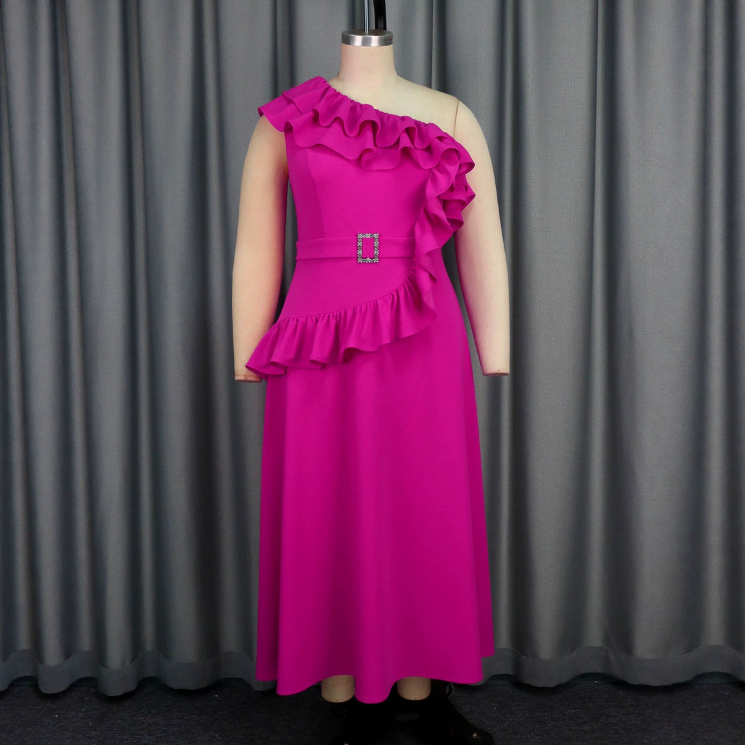 Figurbetontes langes Damen Off-Shoulder-Kleid in Magenta mit Rüschen und asymmetrischem Saum für den Abend.