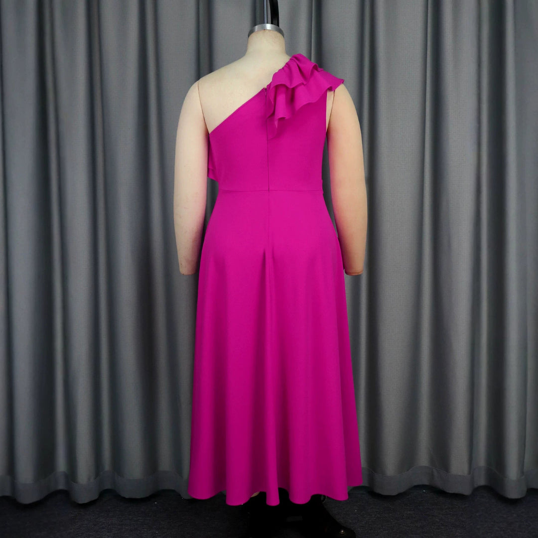 Schickes Rüschenkleid Off-Shoulder für Frauen, langes Sommerkleid oder Partykleid in leuchtendem Magenta.