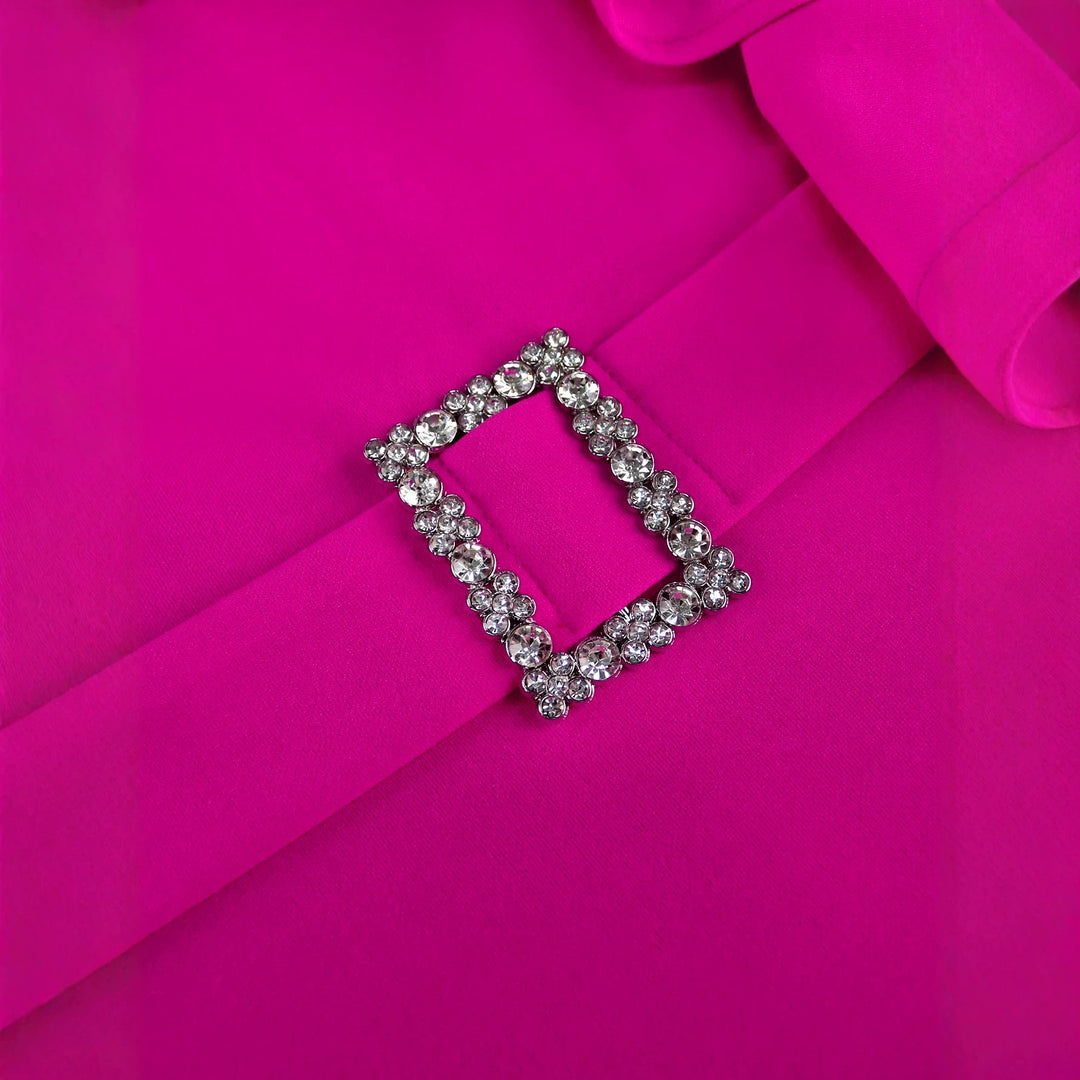 Damen Abendkleid in Magenta, asymmetrisch geschnitten mit eleganten Rüschen und schulterfreiem Design.