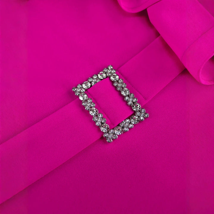 Damen Abendkleid in Magenta, asymmetrisch geschnitten mit eleganten Rüschen und schulterfreiem Design.