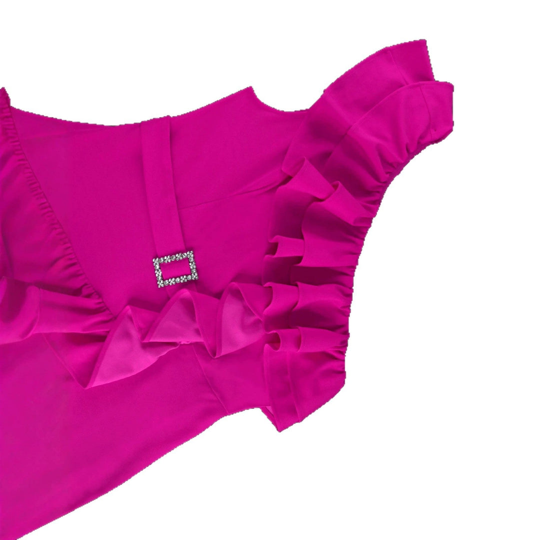 Fließendes Off-Shoulder Maxikleid für Damen in Magenta mit Rüschen; perfekt als festliches oder Partykleid.