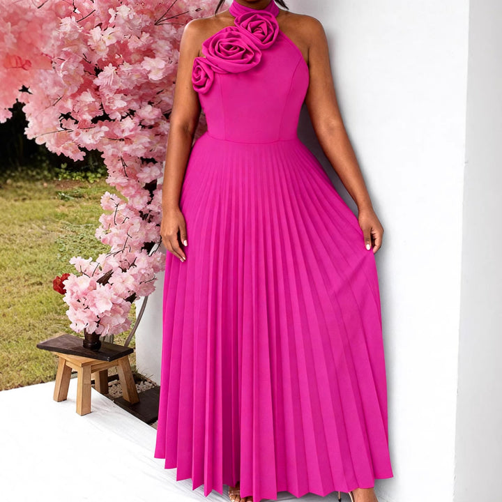 Elegantes magenta Damen Plisseekleid, Maxilänge, mit feinen Blumenapplikationen, perfekt für festliche Anlässe.
