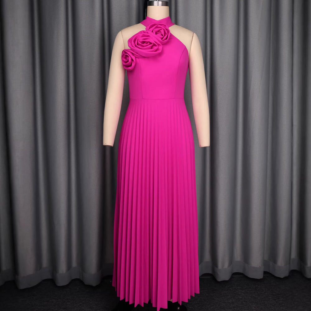 Festliches Abendkleid Magenta für Damen, plissiertes Maxikleid mit zarten Blumenapplikationen, elegant und stilvoll.