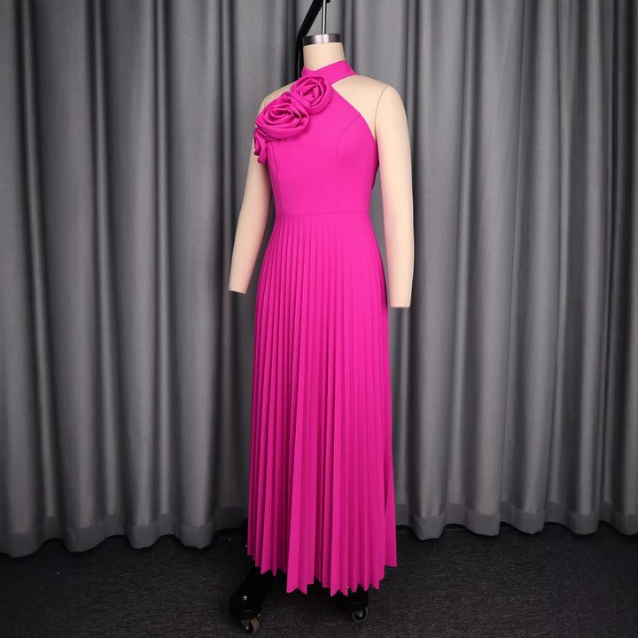 Damen Sommer Maxikleid in Magenta, elegant plissiert mit floralen Applikationen, ideal für besondere Anlässe.