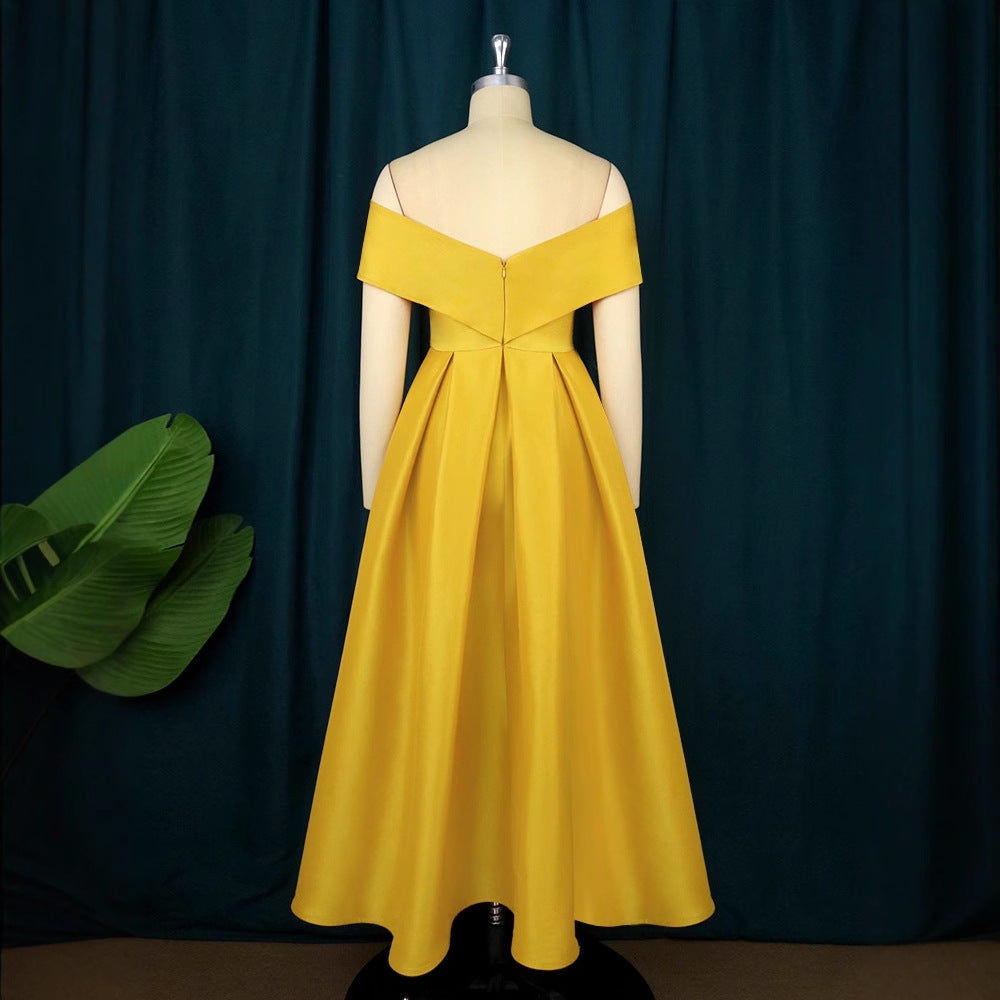 Glamouröses magenta Off-Shoulder Abendkleid für besondere Events, fließender Stoff, luxuriös.