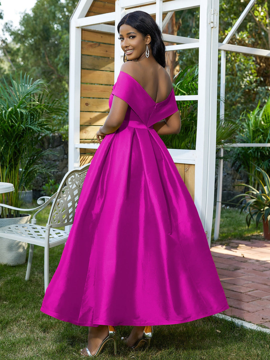 Edles magenta Off-Shoulder Abendkleid für Damen, perfekt als Hochzeitsgast- oder Ballkleid.