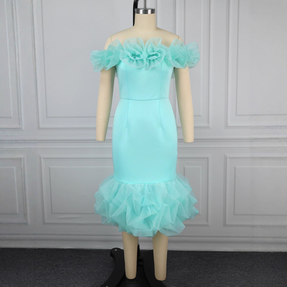 Figurbetontes Damen-Cocktailkleid mit eleganten Rüschenärmeln und voluminösem Saum. Ideal für besondere Anlässe.