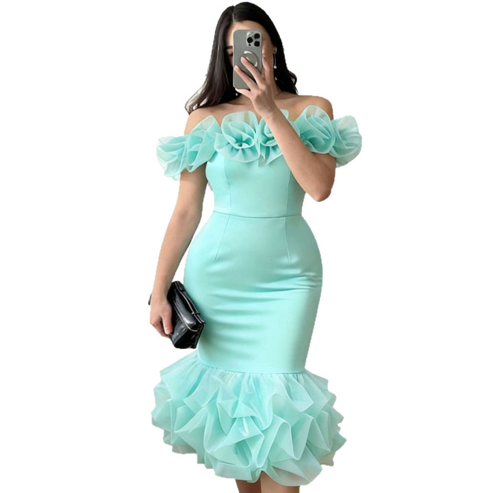 Figurbetontes Damen-Partykleid in Mintgrün mit verspielten Rüschenärmeln & voluminösem Saum für einen eleganten Look.