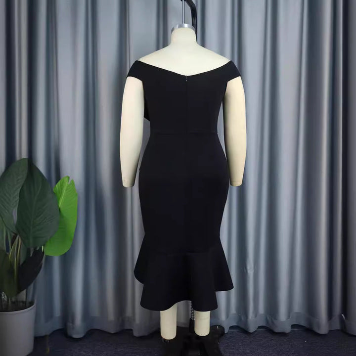 Stilvolles Damen Cocktailkleid, schulterfrei mit eleganten Rüschen. Perfektes Partykleid für Abendveranstaltungen.