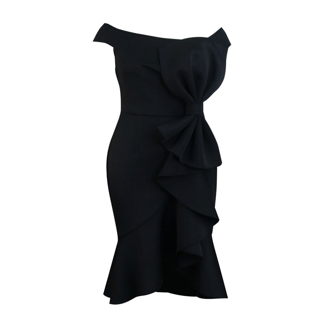 Schickes Off-Shoulder Rüschenkleid für Damen. Elegantes festliches Abendkleid mit asymmetrischem Schnitt.