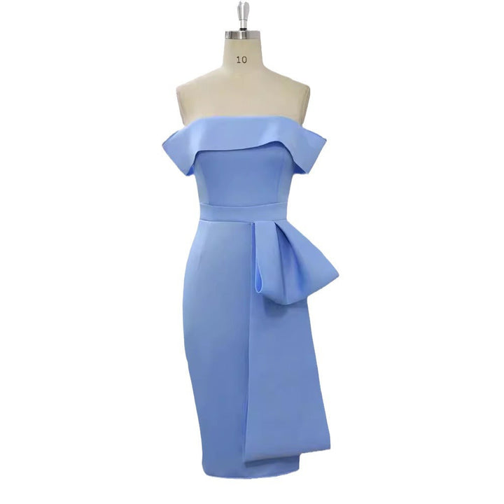 Modernes Off-Shoulder Damenkleid, asymmetrisch mit Rüschen, perfekt als elegantes Sommer- oder Partykleid.