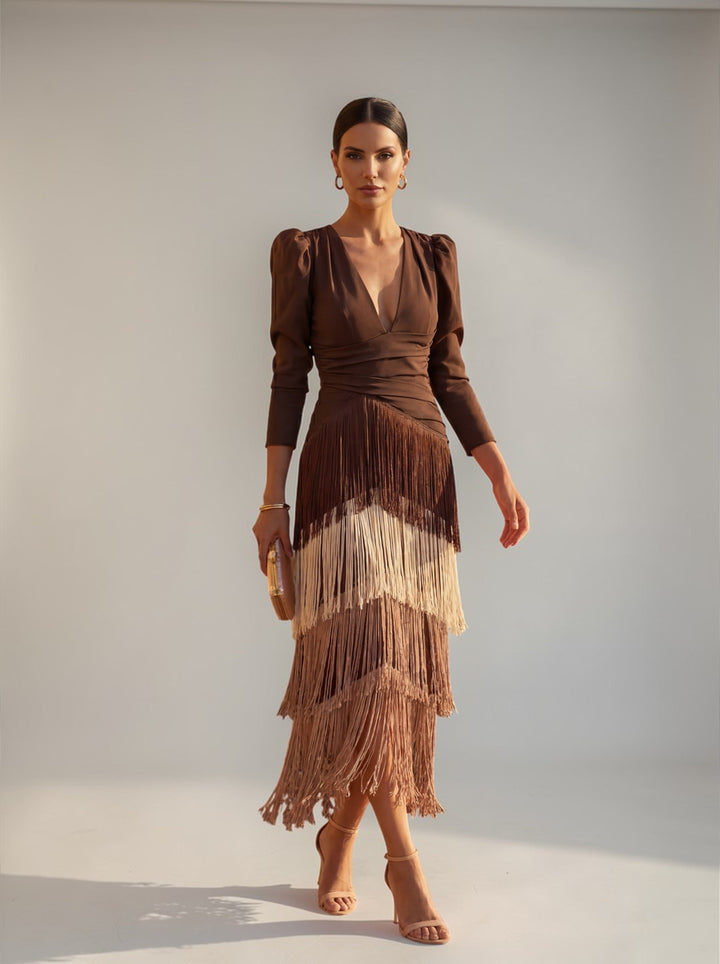 Elegantes Ombré-Fransenkleid für Damen mit V-Ausschnitt. Ein festliches Maxikleid, ideal als stilvolles Abendkleid.