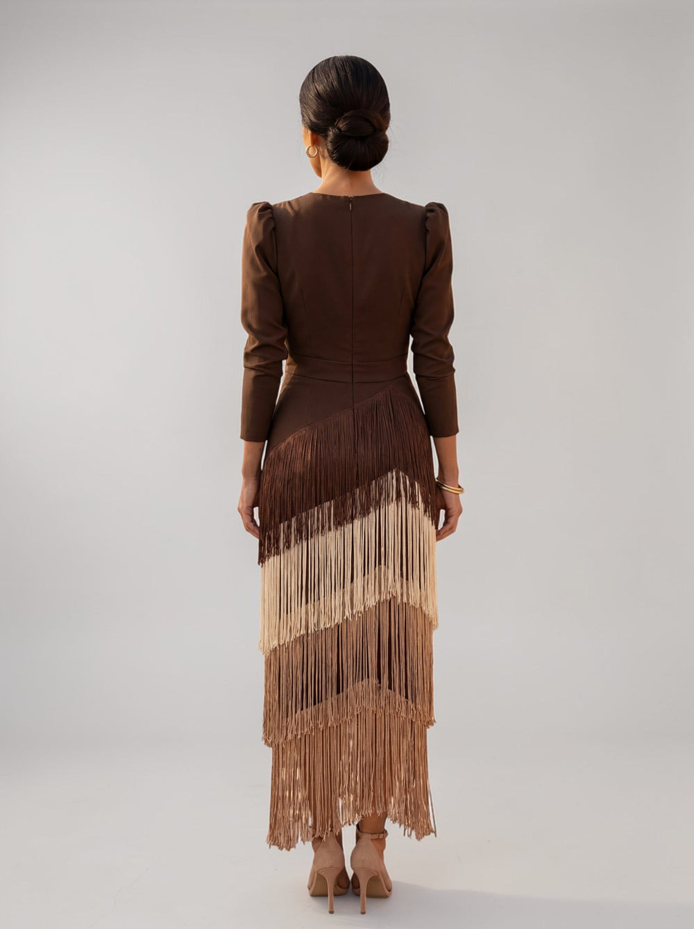 Fließendes Damen Ombré-Fransenkleid mit tiefem V-Ausschnitt. Perfektes, elegantes Cocktailkleid für besondere Anlässe.
