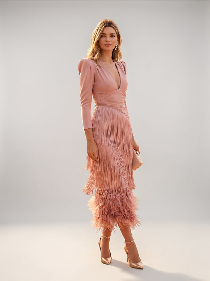 Stilvolles Damen Maxikleid mit V-Ausschnitt und Ombré-Fransen-Details. Ein elegantes Party- und Abendkleid.