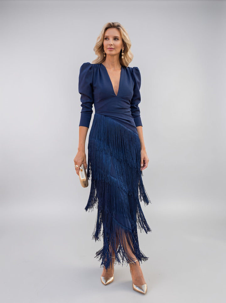 Festliches Ombré-Abendkleid mit eleganten Fransen und V-Ausschnitt. Ein luxuriöses Damenkleid für den großen Auftritt.