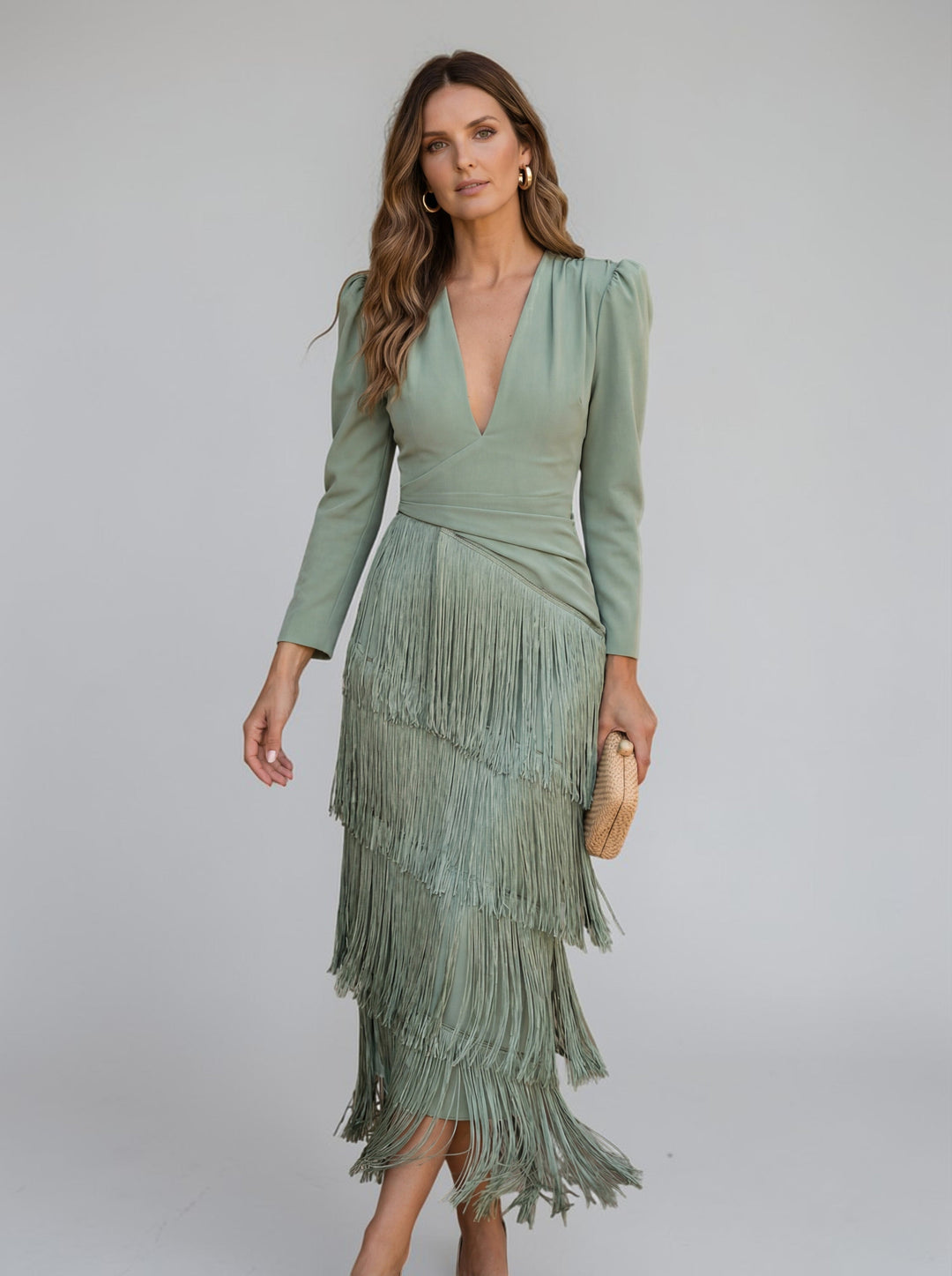 Modernes Ombré-Fransenkleid für Damen mit V-Ausschnitt. Dieses elegante Maxikleid ist perfekt für festliche Events.