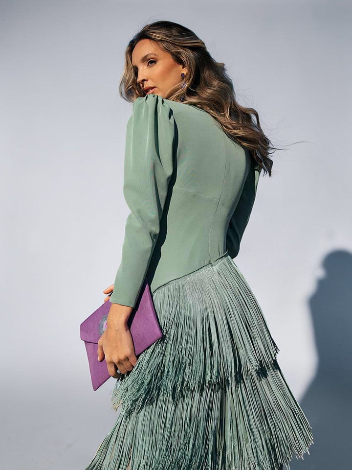 Glamouröses Damen Cocktailkleid im Ombré-Design mit fließenden Fransen und V-Ausschnitt. Ideal für Abendveranstaltungen.