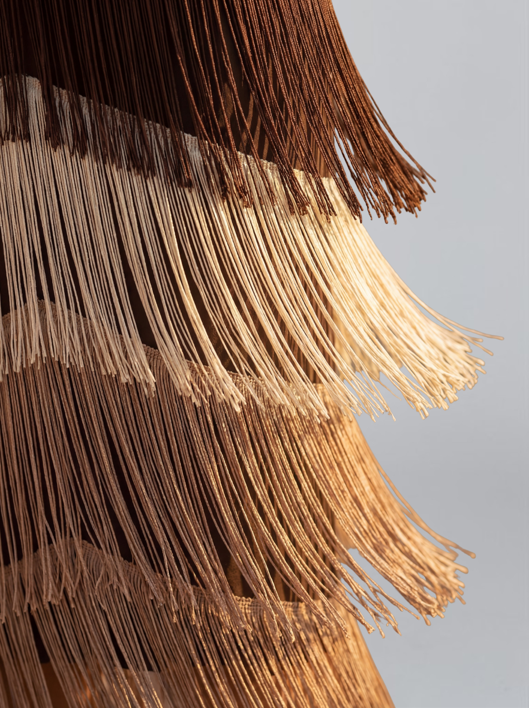 Nahaufnahme eines eleganten Ombré-Fransenkleides für Damen mit V-Ausschnitt. Detail des luxuriösen Abendkleides.