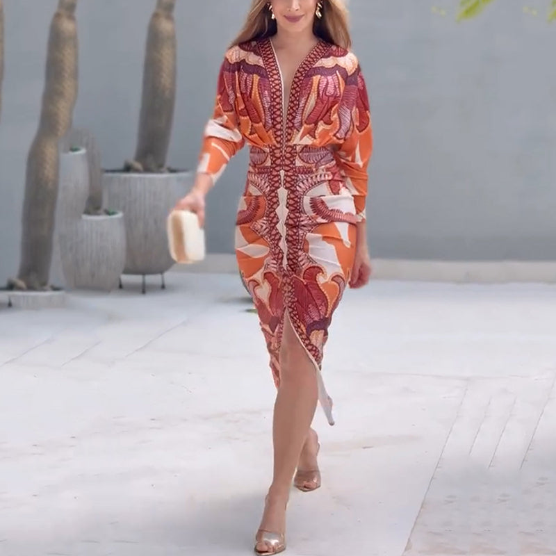 Figurbetontes Damen Abendkleid, orange, mit V-Ausschnitt und modernem Kunst-Print. Langes Kleid mit Schlitz.