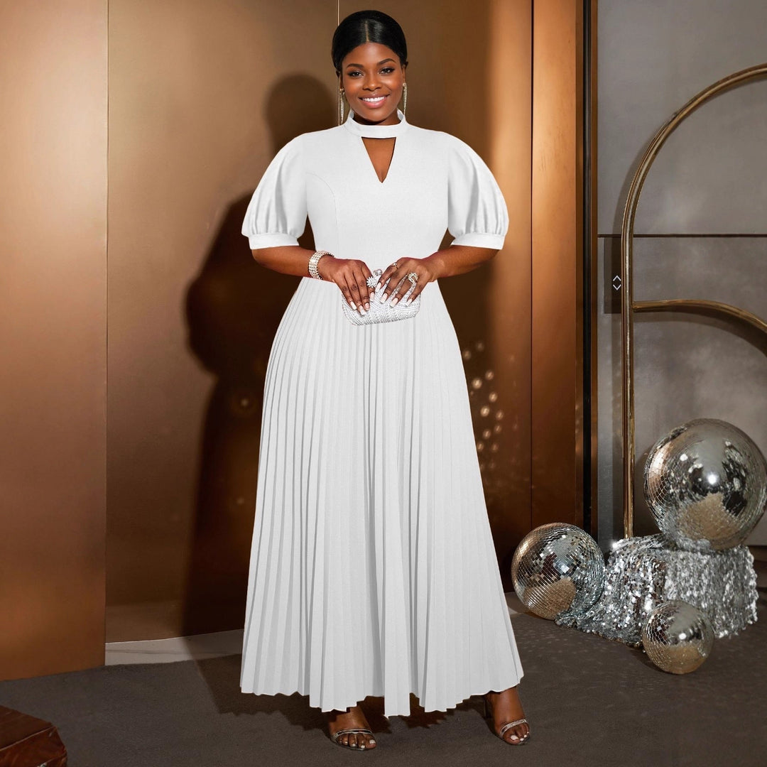 Elegantes plissiertes Maxikleid für Damen mit Schlüsselausschnitt und langen Puffärmeln in Weiß.
