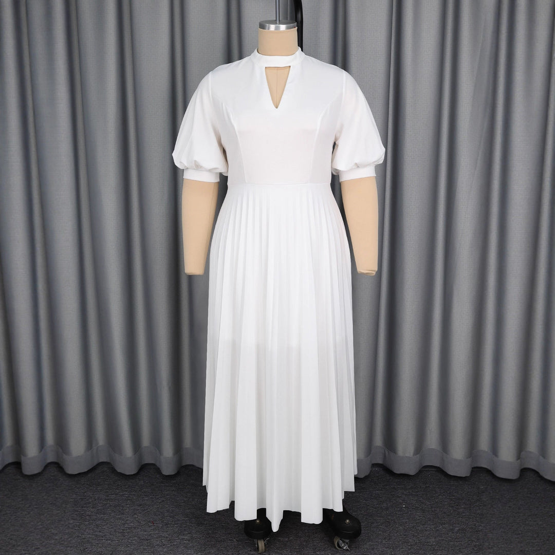 Festliches weißes Damen Maxikleid, plissiert mit elegantem Schlüsselausschnitt und schicken Puffärmeln.
