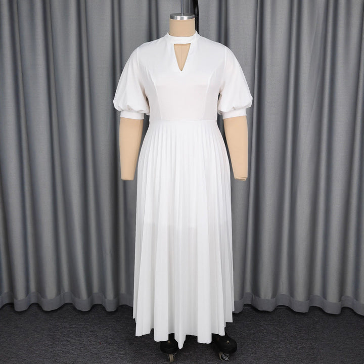 Festliches weißes Damen Maxikleid, plissiert mit elegantem Schlüsselausschnitt und schicken Puffärmeln.