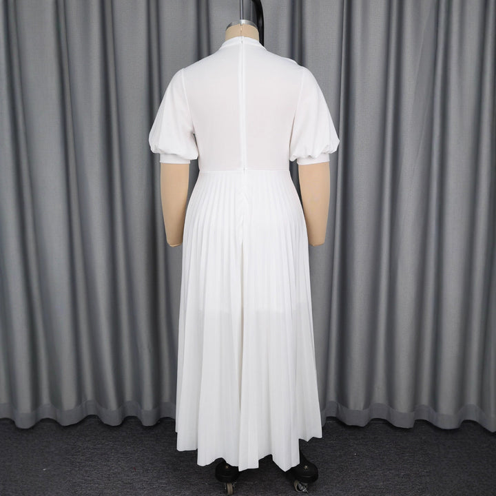 Damen Maxikleid weiß, elegant plissiert mit auffälligem Schlüsselausschnitt und modischen Puffärmeln.