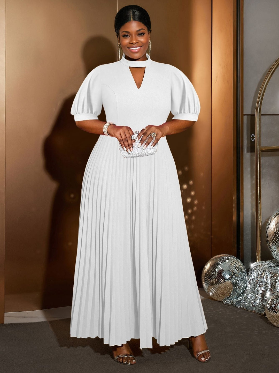 Modisches Damen Maxikleid weiß, elegant plissiert, mit stylischem Schlüsselausschnitt und Puffärmeln.