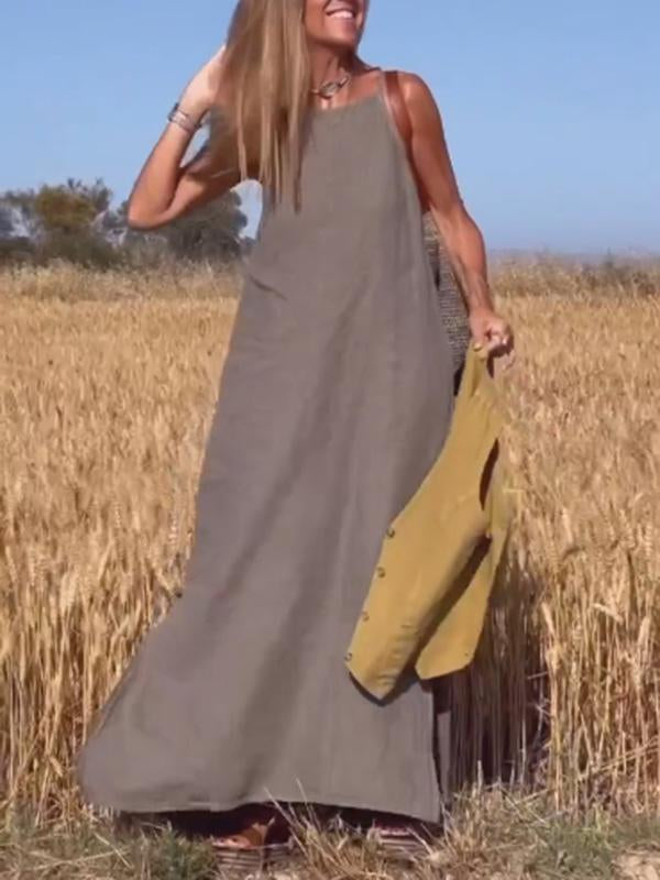 Eine Frau trägt ein bequemes, ärmelloses Damen Maxikleid am Strand. Langes Sommer-Urlaubskleid.