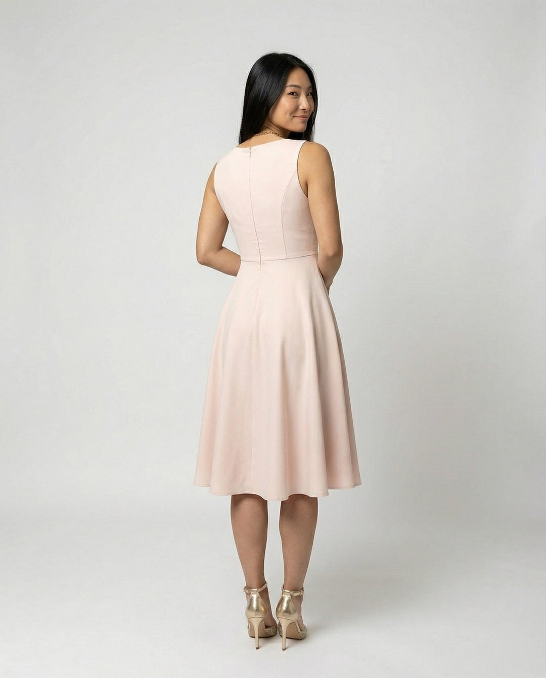 Edles Damen Midikleid in A-Linie, ärmellos, V-Ausschnitt, elegantes Design für Cocktail- & Abendveranstaltungen.
