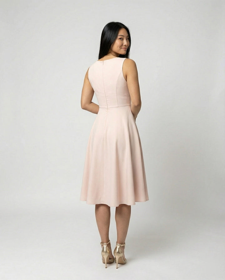 Edles Damen Midikleid in A-Linie, ärmellos, V-Ausschnitt, elegantes Design für Cocktail- & Abendveranstaltungen.