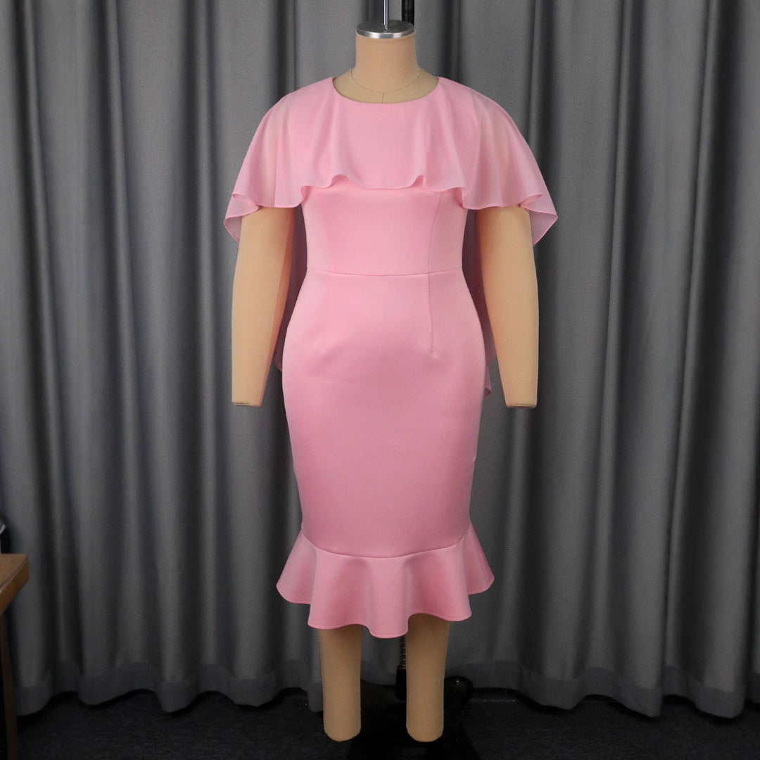 Dame präsentiert elegantes rosa Abendkleid mit schwingendem Saum, perfekt für Hochzeitsgast oder formelle Party.