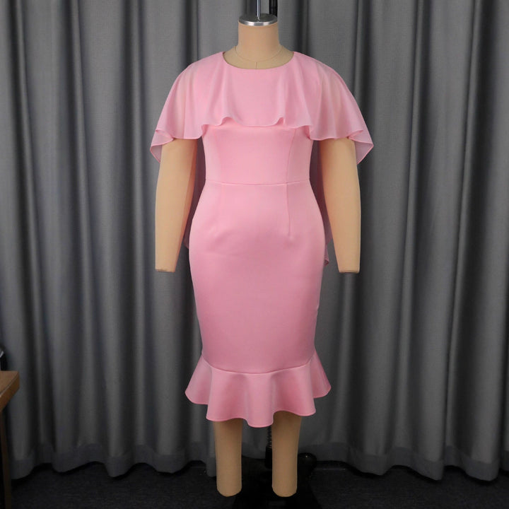 Dame präsentiert elegantes rosa Abendkleid mit schwingendem Saum, perfekt für Hochzeitsgast oder formelle Party.