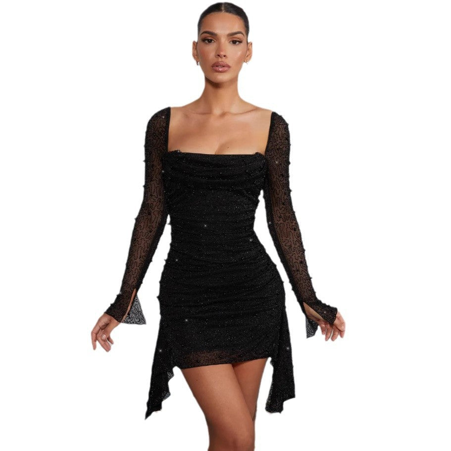 Elegantes Damen Perlen-Abendkleid, figurbetont mit feinen Drapierungen und transparenten Ärmeln für Feste.