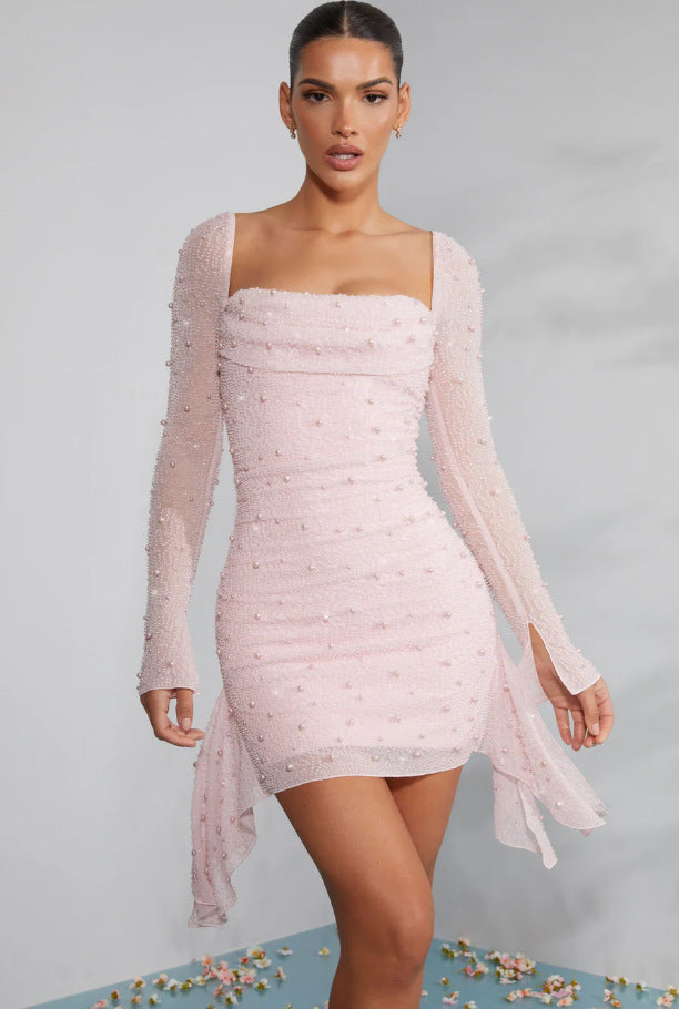 Rotes Abendkleid für Damen, mit eleganten Drapierungen, Perlenverzierung und transparenten Langarm-Ärmeln.