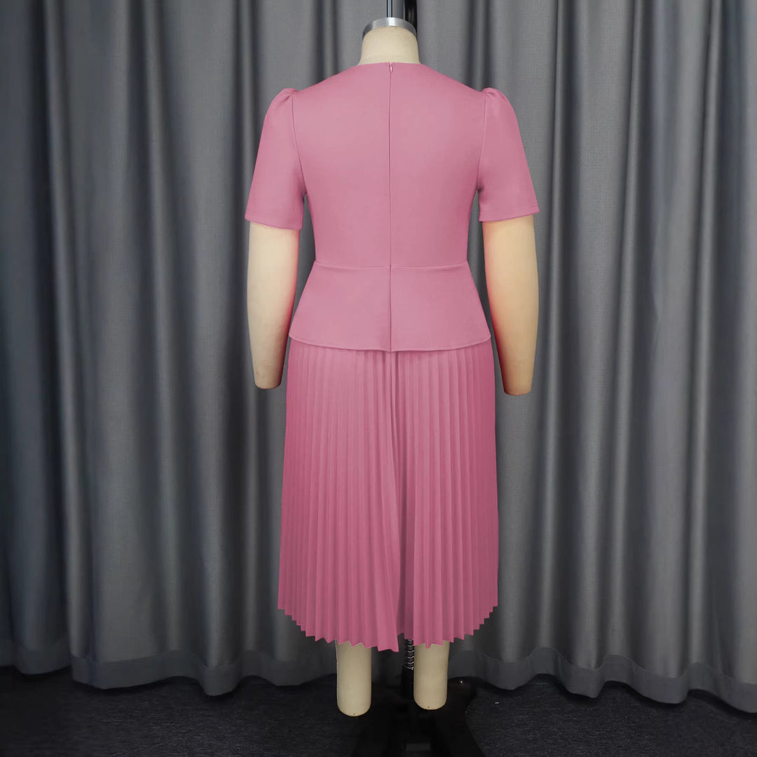 Rosa Damen-Blazerkleid mit plissiertem Rock. Ein schickes Businesskleid und elegantes Partykleid in einem.