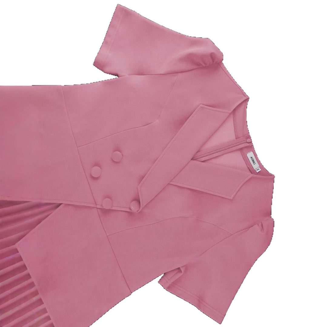 Zeitloses elegantes rosa Damen-Blazerkleid mit Faltenrock. Moderne Damenmode für Büro und Feierlichkeiten.