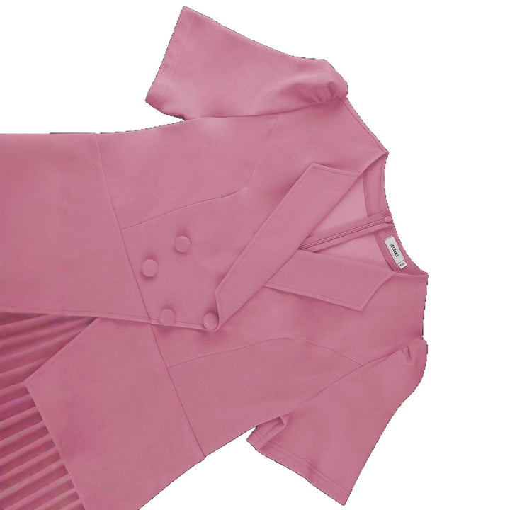 Zeitloses elegantes rosa Damen-Blazerkleid mit Faltenrock. Moderne Damenmode für Büro und Feierlichkeiten.