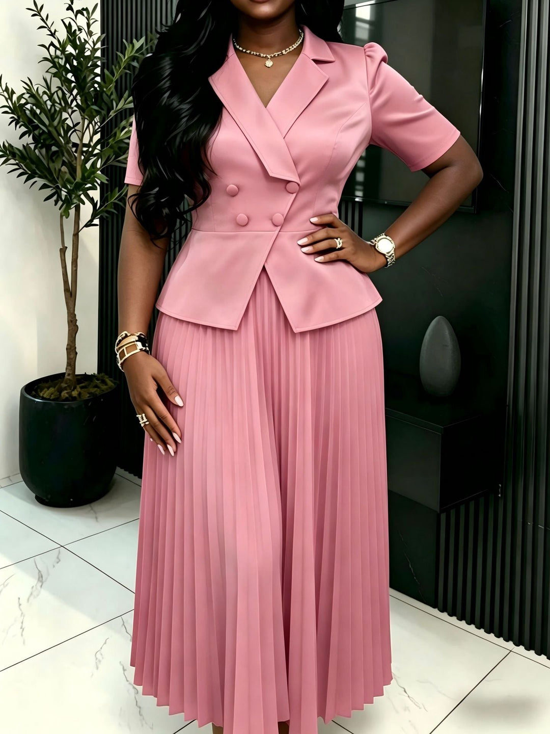 Kurzes, elegantes rosa Blazerkleid für Damen mit femininem Plisseerock. Ideal für moderne Sommer-Outfits.