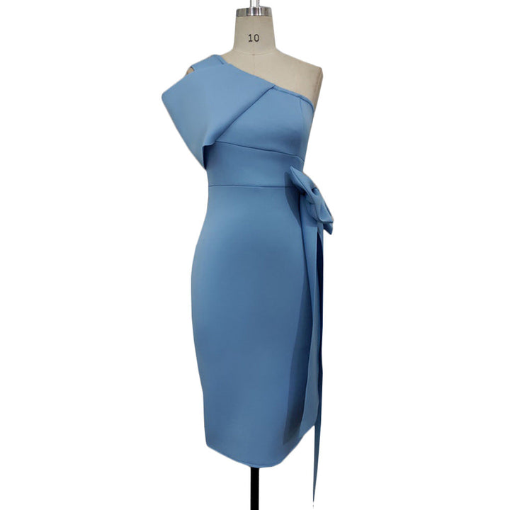 Schickes asymmetrisches Damen Wickelkleid in Rosé mit fließendem Schnitt und eleganter Taillenschleife für Abendmode.