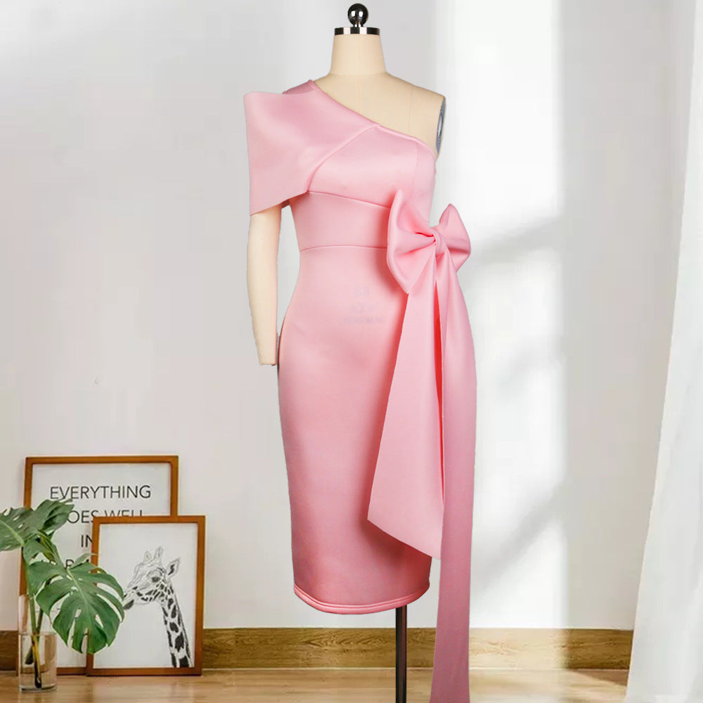 Feminines Wickelkleid für Damen, figurbetont, mit markanter Schleife und asymmetrischem Top, als Cocktailkleid.